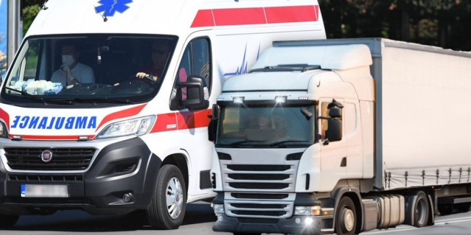 Kamion kod Mladenovca sleteo s puta: Obustavljen saobraćaj (FOTO)