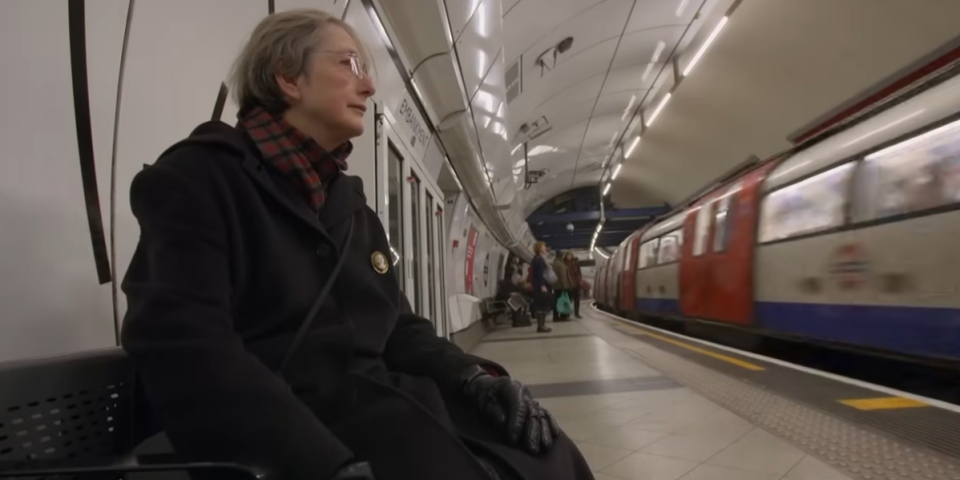 Večna ljubav ipak postoji! Pet godina je dolazila u metro kako bi mu čula glas - sedela je sama i patila za voljenim (VIDEO)
