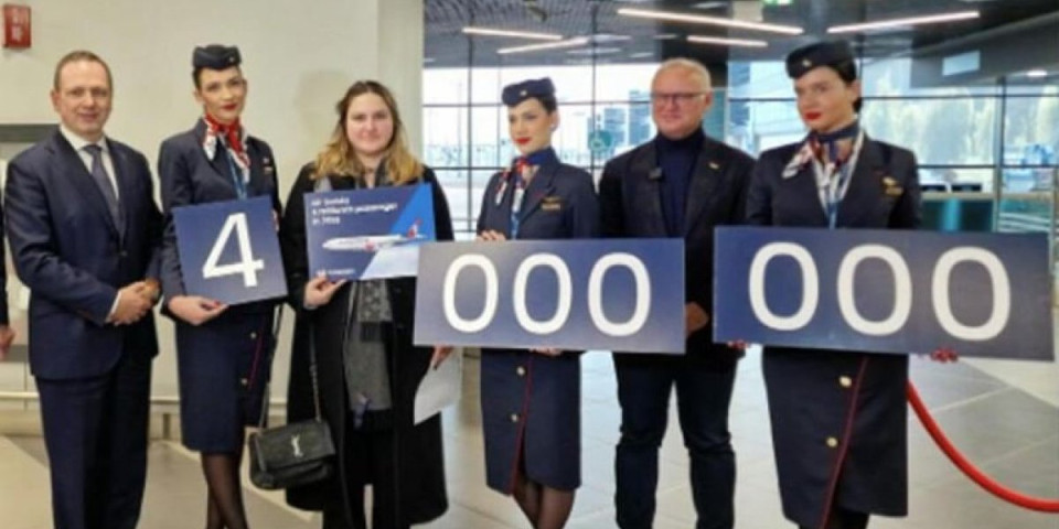 Vesić uručio nagradu 4 milionitoj putnici Er Srbije: Ovo je treći rezultat po broju putnika u istoriji! Za Viktoriju vredan poklon
