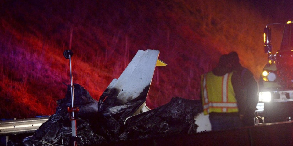 Drama u Severnoj Karolini! Avion se srušio na auto-put i zapalio se (VIDEO)