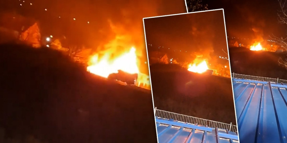Veliki požar na Umci, gori porodična kuća! Vatra "guta" sve pred sobom, dim kulja na sve strane (FOTO/VIDEO)