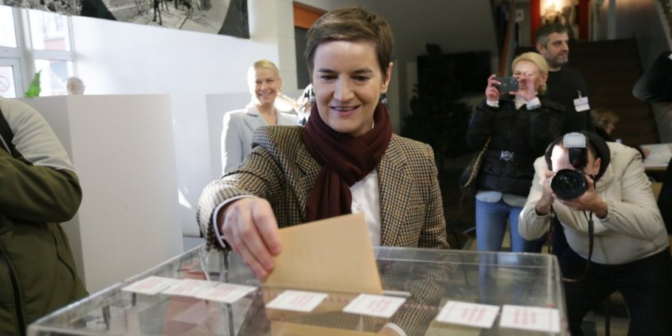 Ana Brnabić u pratnji sina i partnerke glasala u opštini Savski Venac (FOTO)