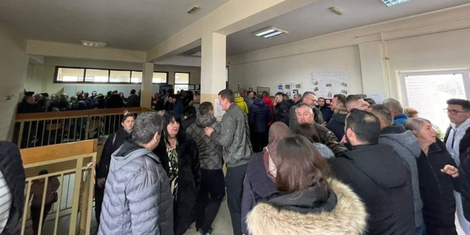 U inat Kurtiju! Srbi masovno glasaju u centralnoj Srbiji! (FOTO)