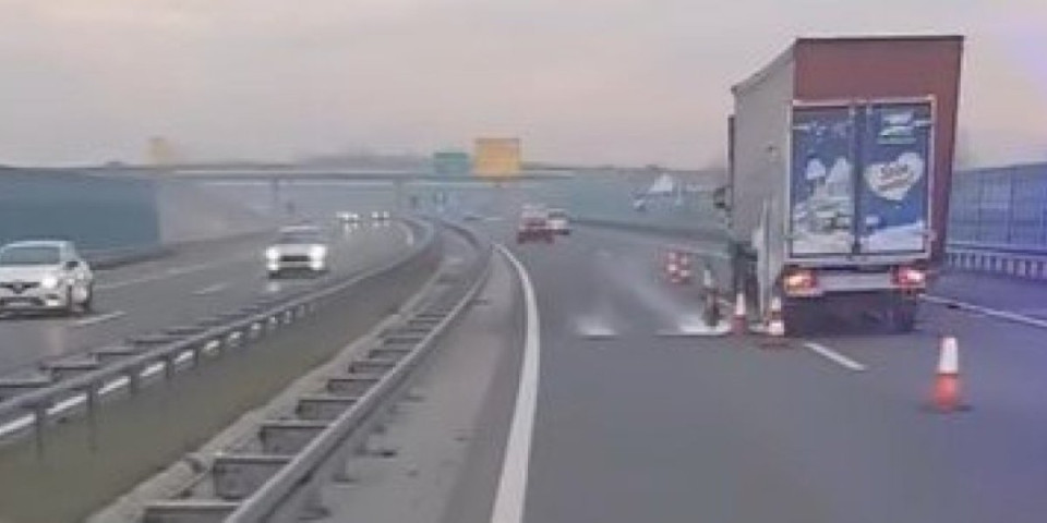 Sudar dva kamiona na autoputu: Saobraćajna nezgoda kod isključenja za Obrenovac (VIDEO)