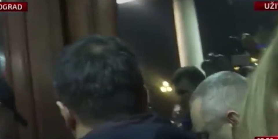 Đilasov kandidat za gradonačelnika slomio staklo na vratima Škupštine! Nasilnik se još i pohvalio (VIDEO)
