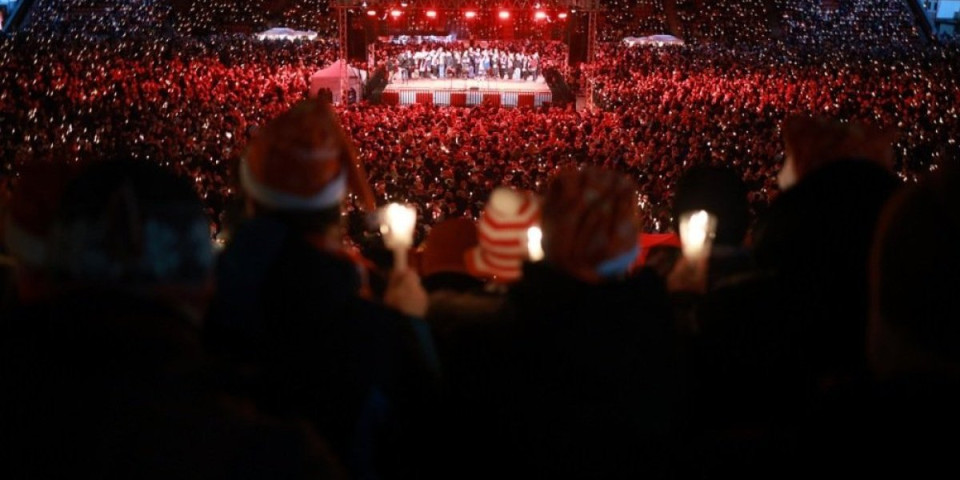 Da se naježiš, 50.000 navijača slavi Božić na stadionu (VIDEO/FOTO)