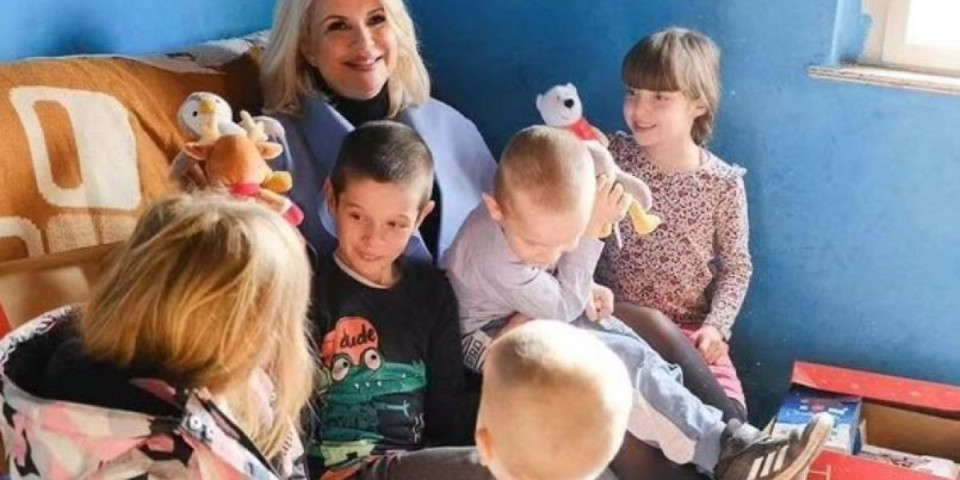 "Drago mi je što smo usrećili decu": Ministarka Tepavčević posetila samohranog oca koji živi sa sedmoro dece