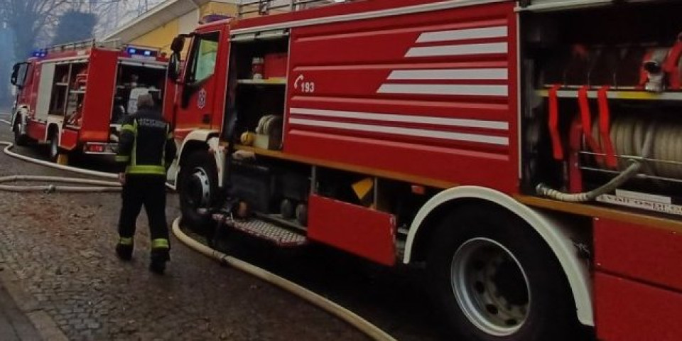 Besni požar u Mladenovcu! Diže se dim iz pogona (VIDEO)