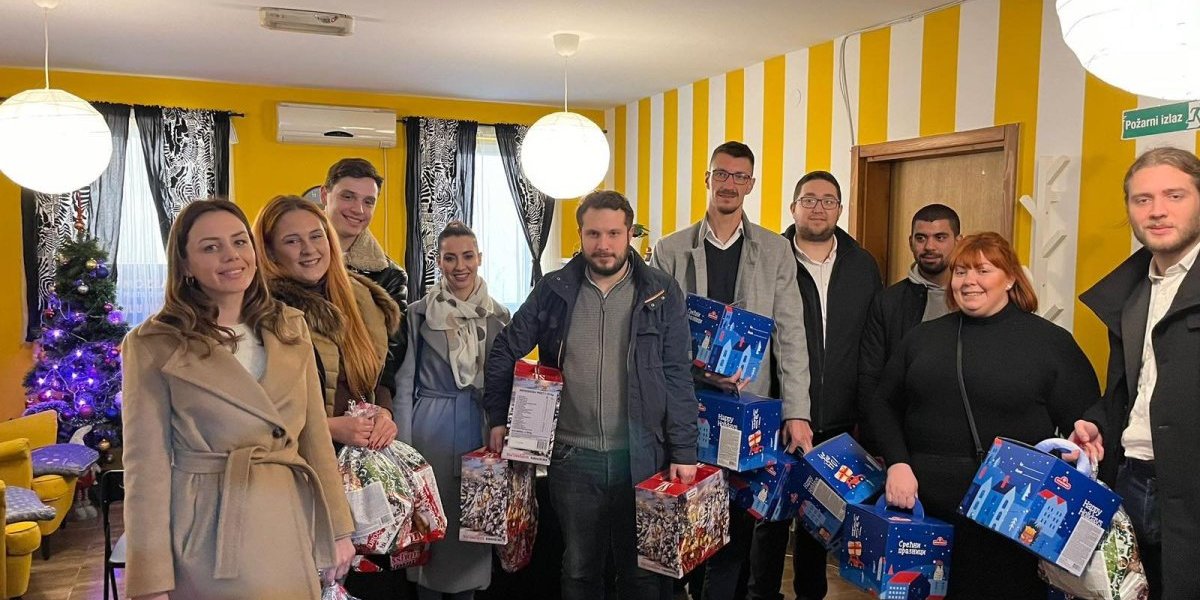 Human gest omladine Gradskog odbora SNS Beograd: Novogodišnji paketići za mališane iz Sigurne kuće (FOTO, VIDEO)