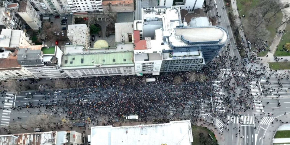Pukli kao zvečka! Evo koliko ljudi je zaista bilo na protestu opozicije ispred Ustavnog suda (FOTO)