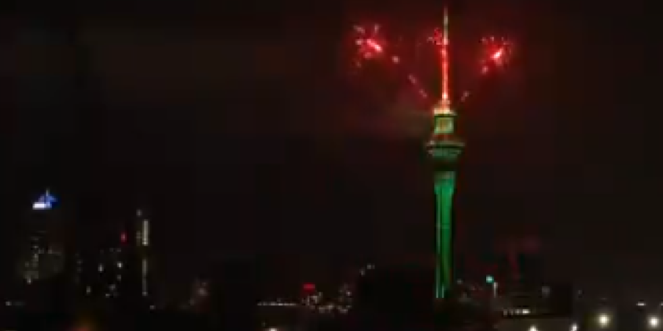 Nova godina stigla na Kirbatima, a zatim i na Novom Zelandu! Pogledajte magičan vatromet sa čuvene kule (VIDEO)