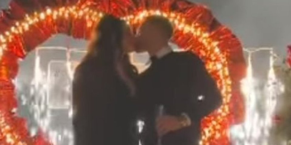 Živković zaprosio devojku za doček uz spektakularan vatromet! (VIDEO/FOTO)