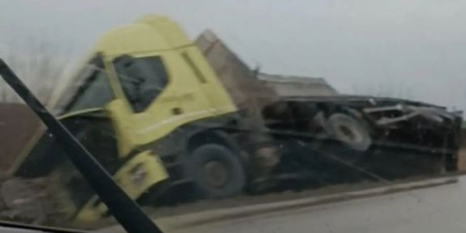 Saobraćajka kod Srbobrana: Kamion sleteo s puta i završio u kanalu