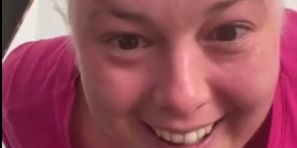 Video koji gleda ceo svet! Pozvala najbolju drugaricu da joj javi srećne vesti pa ostala u šoku (VIDEO)