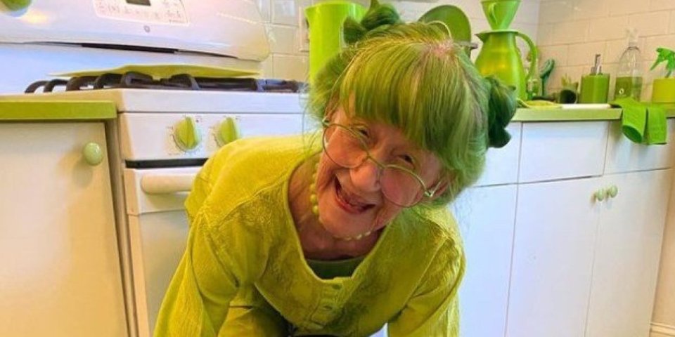 Zovu je zelena dama! Istu boju nosi čak 25 godina - nasmejana bakica svaki dan uveseljava građane svojim zanimljivim izgledom (FOTO)