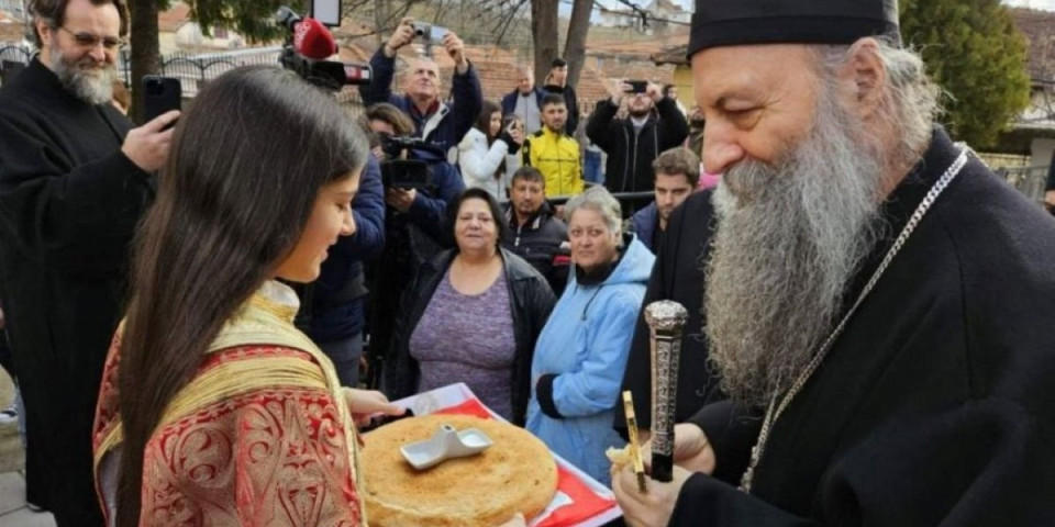 (VIDEO) Neobičan doček za patrijarha Porfirija na Kosovu! Pogledajte šta je dobio na poklon!