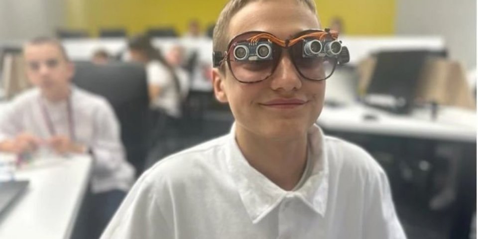 Kakav izum! Naši mladi inovatori napravili naočare sa senzorima za slepe!