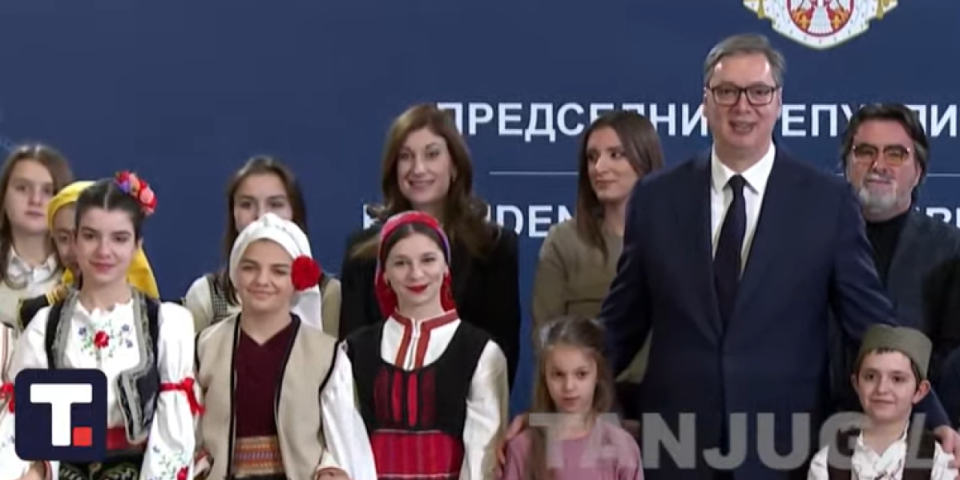 Vučić sa srpskom decom iz Severne Makedonije: Svima želim mir, uspeh, sreću i radosniju godinu! (VIDEO)