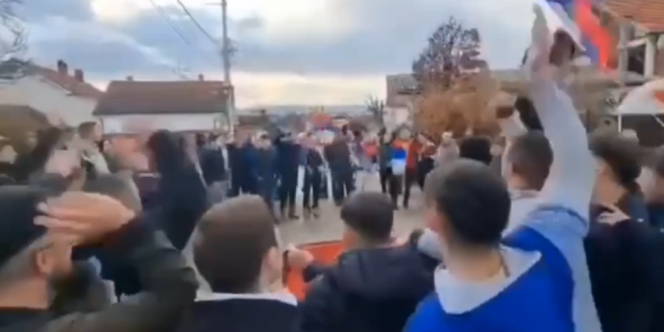 Nema predaje! Zaorilo se  "Kosovo je Srbija" na Badnji dan u selu kod Gnjilana! (VIDEO)