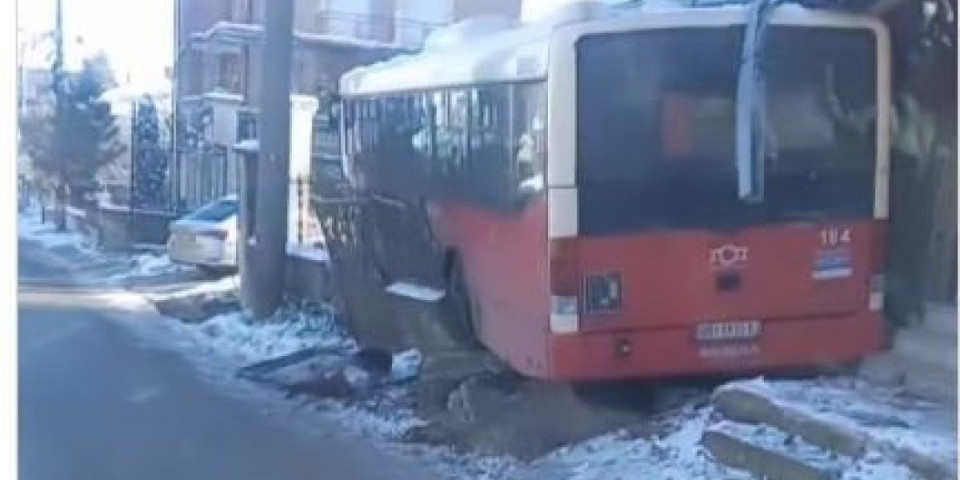 Autobus sleteo s puta kod Zaklopače: Uleteo ljudima u dvorište (VIDEO)