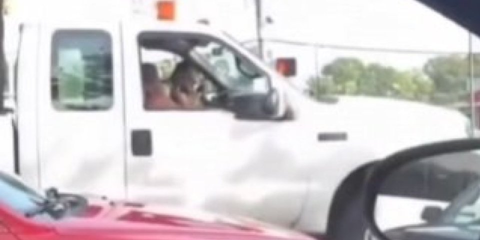 Bizarna scena na semaforu! Kada vidite šta je vozač radio ženi, ostaćete u šoku (VIDEO)