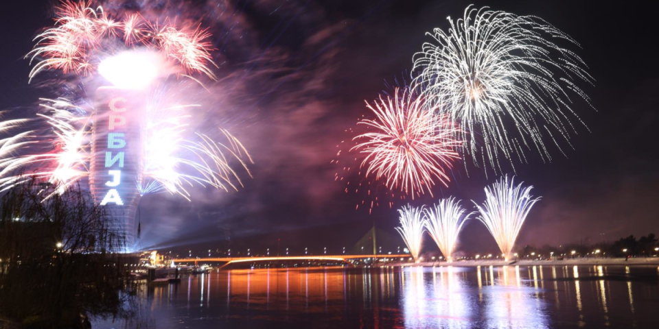 (VIDEO) Spektakularno! Pogledajte vatromet u Beogradu na vodi povodom Srpske nove godine!