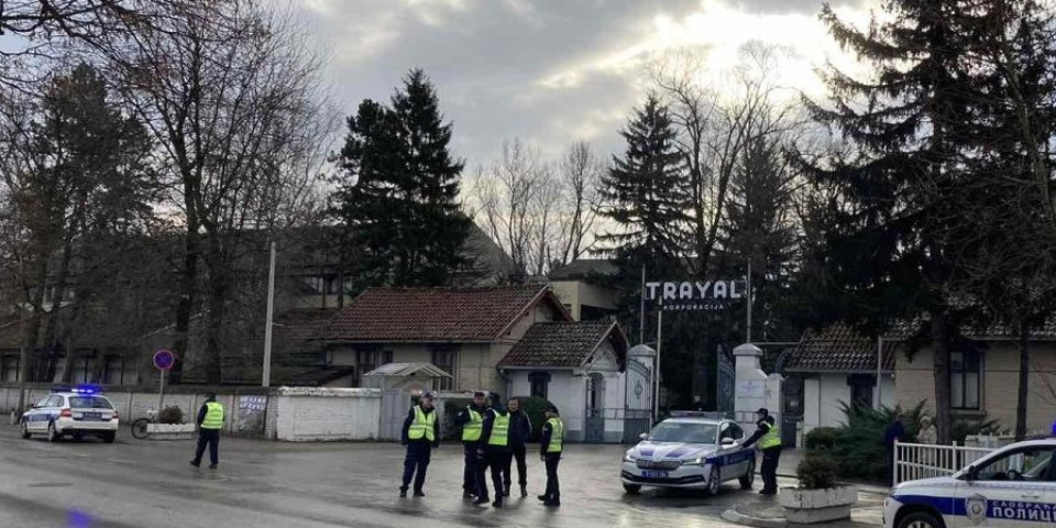 Prve fotografije sa mesta eksplozije u Kruševcu! Ekipe Hitne pomoći jure pod rotacijama, policija ispred fabrike "Trajal"