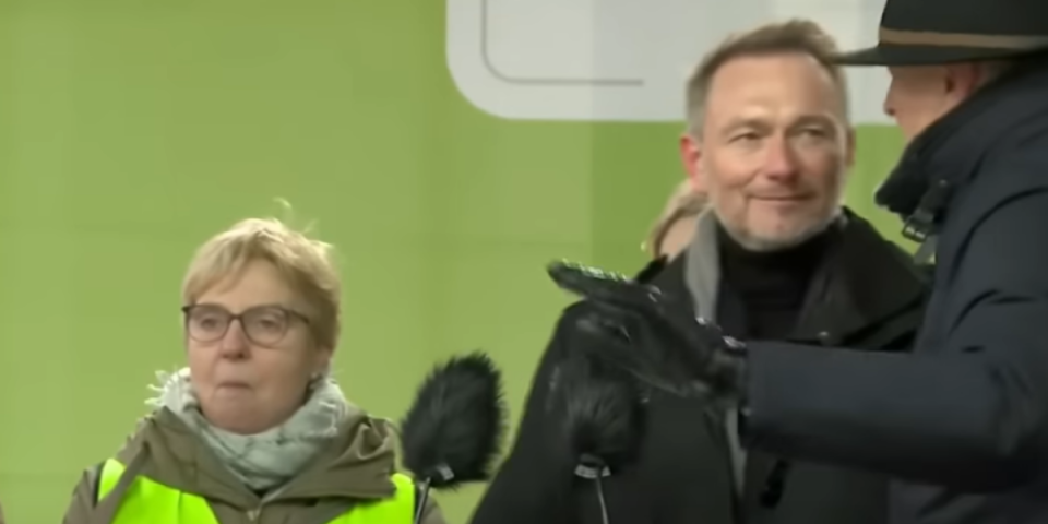 (VIDEO) Auuu! Veliko poniženje za nemačkog ministra! Popeo se na binu i počeo da govori, a onda je usledio šok!