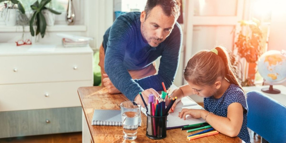 Ceo život u školskoj klupi! Priznajte, da li radite domaće zadatke svoje dece?