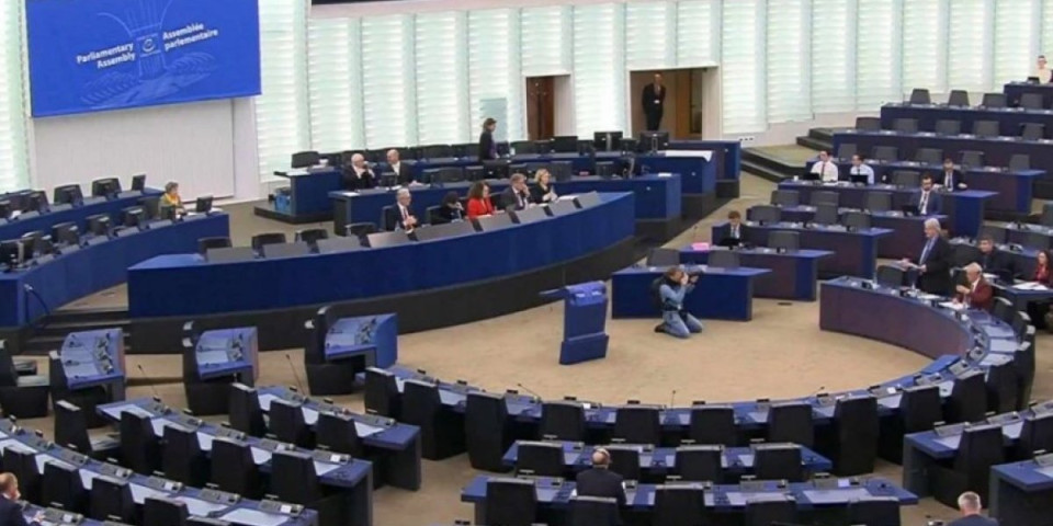Odbor Evropskog parlamenta podržao predlog Nemeca za viznu liberalizaciju za Srbe sa KiM
