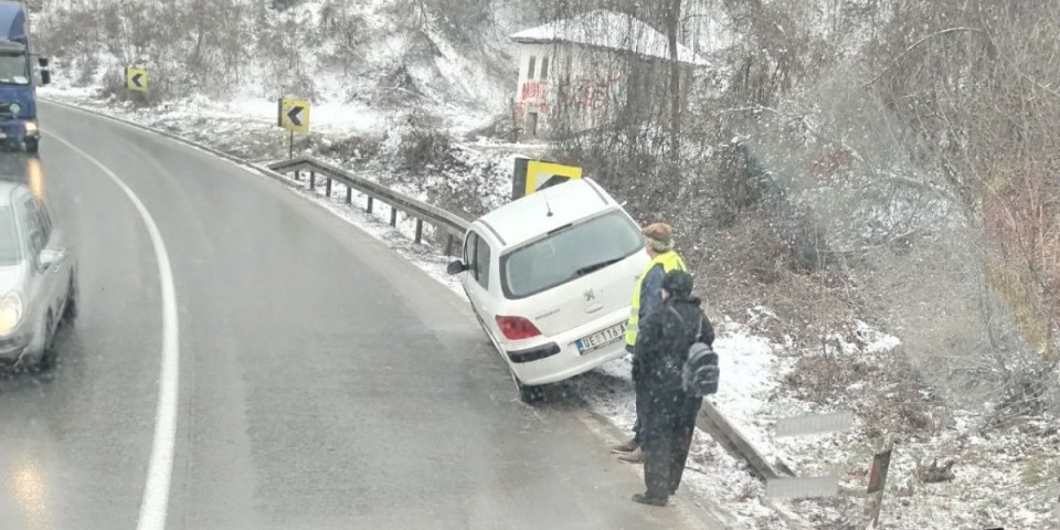 Incident na magistralnom putu između Čačka i Požege! Automobilom se popeo na ogradu