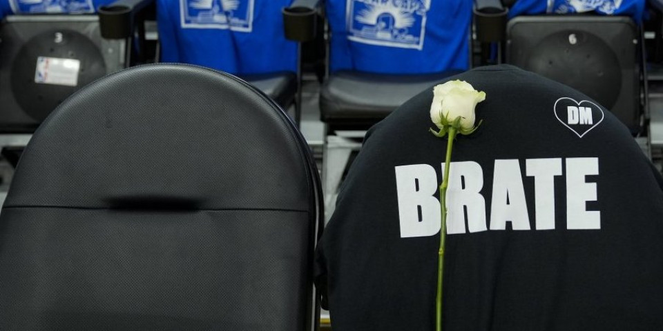 Potresne scene, na Dekijevom mestu majica sa natpisom "BRATE" i bela ruža (VIDEO/FOTO)