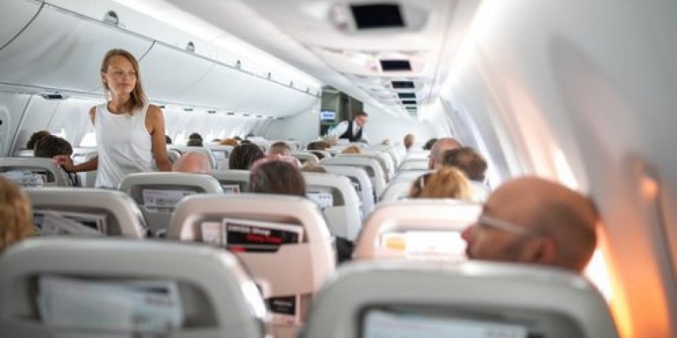 Fotografija pobesnelog putnika u avionu srušila internet! Skoro 40 miliona ljudi komentariše neobičnu situaciju (FOTO)