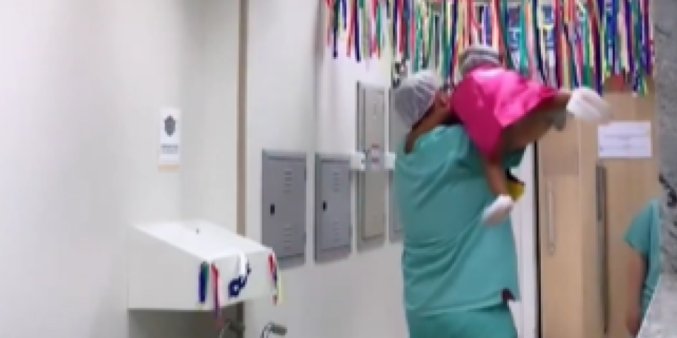 Suze samo teku! Snimak koji je rasplakao svet - pedijatar usnimljen šta radi sa decom pre nego uđu u operacionu salu (VIDEO)