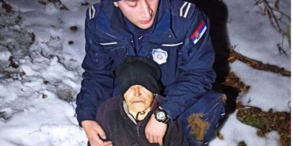Heroji iz Vladičinog Hana: Policajci pronašli promrzlu baku, pa je dva kilometra na rukama nosili do kuće (FOTO)