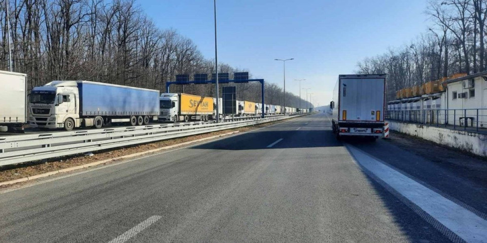 Više od 26 sati čekaju kamioni: Kolaps na graničnom prelazu Batrovci, formirana kolona teretnjaka duga pet kilometara (FOTO/VIDEO)