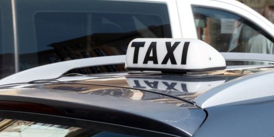 Uhapšen beogradski taksista (71): Devojku (20) nasilno dodirivao po grudima