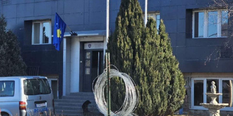 Kurti ne prestaje sa provokacijama - Na zgradi opštine Leposavić danas postavljena zastava lažne države