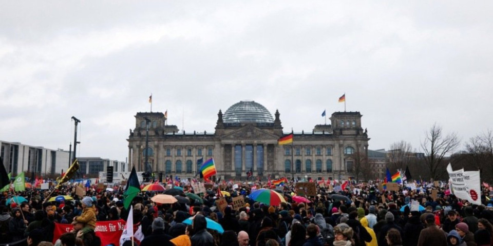 Nemci protestuju protiv krajnje desnice! U Berlinu izašlo više od 150.000 ljudi