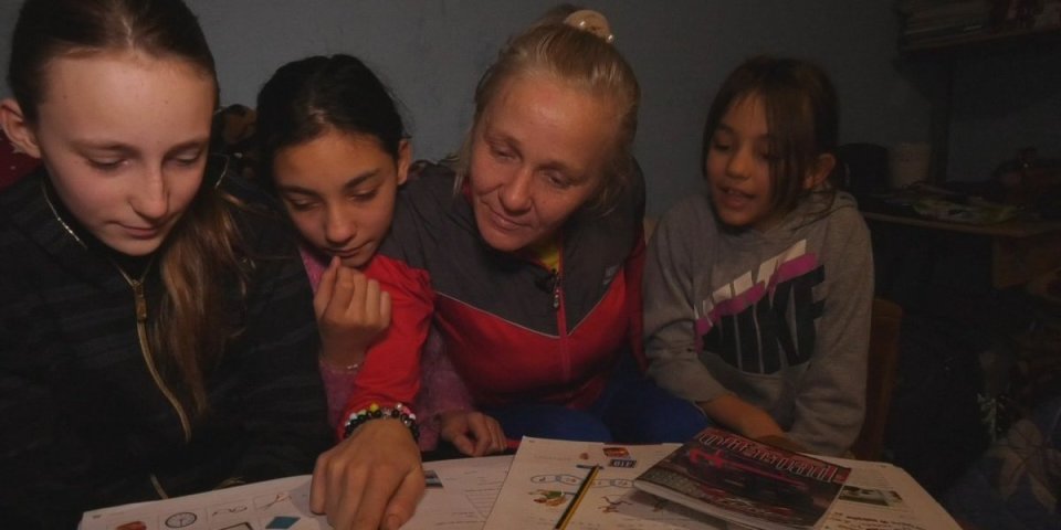 Potresno! Jelena sa četvoro dece stanuje u podrumu: Spava na podu, zimi nema posla, a izdržavaju se od socijalne pomoći