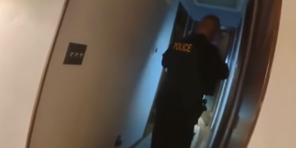 Policija s pištoljima upala u kuću tražeći provalnika! Nisu mogli ni da zamisle koga će zateći tamo (VIDEO)