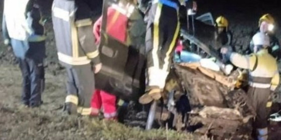 Užas kod Feketića, smrskani automobili! Jedna osoba poginula, a dve teško povređene u stravičnom sudaru(VIDEO/FOTO)