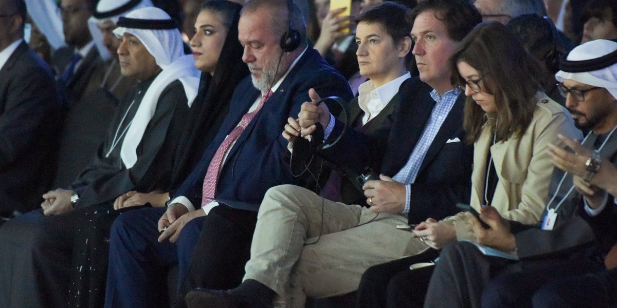 Brnabić rame uz rame sa Takerom Karlsonom! Premijerka prisustvovala otvaranju Svetskog samita vlada 2024 u Dubaiju