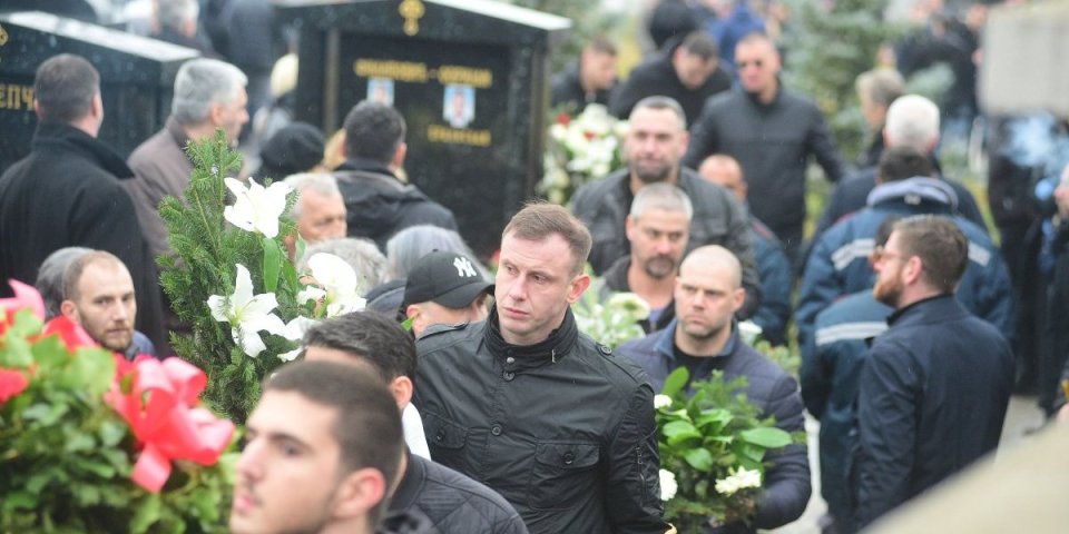 Suza za suzom! Novica Veličković slomljen na Dekijevoj sahrani! Ode buraz... (FOTO)
