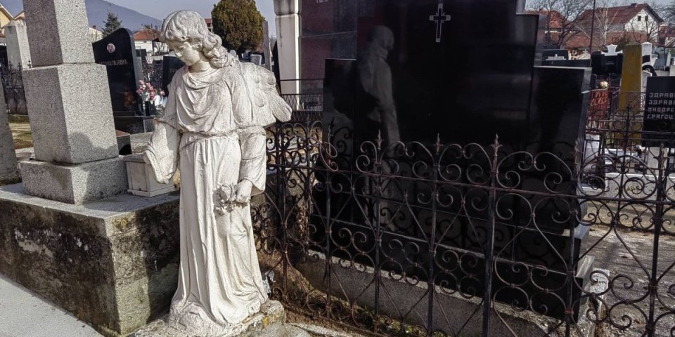 Jezivo! Misteriozna skulptura anđela "šetala" po groblju u Vranju, a sad je na samom ulazu