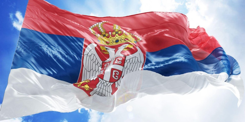Ponos Srbije! Naša trobojka se opet vijori na tvrđavi u Zvečanu (VIDEO)