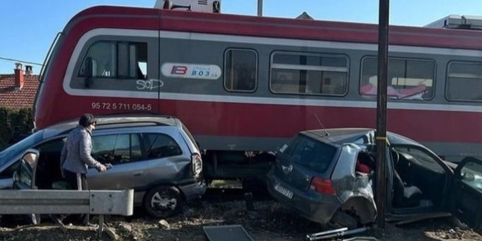 Dva automobila zgnječena u naletu voza! Na problematičnom pružnom prelazu povređene četiri osobe (FOTO)