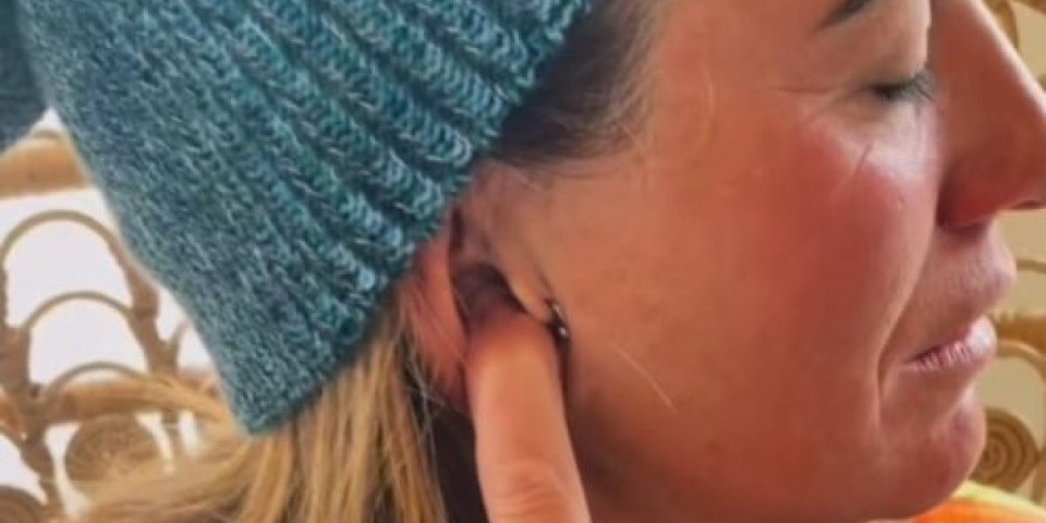Stavila je prst u uvo i olakšala jedan od glavnih zdravstvenih problema! (VIDEO)
