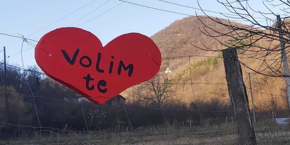 Najzaljubljenije selo u Srbiji! Umesto putokaza na 500 metara stoje...