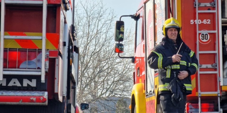 Bukti požar u Novom Sadu: Zapalila se baraka, vatrogasne ekipe izašle na lice mesta